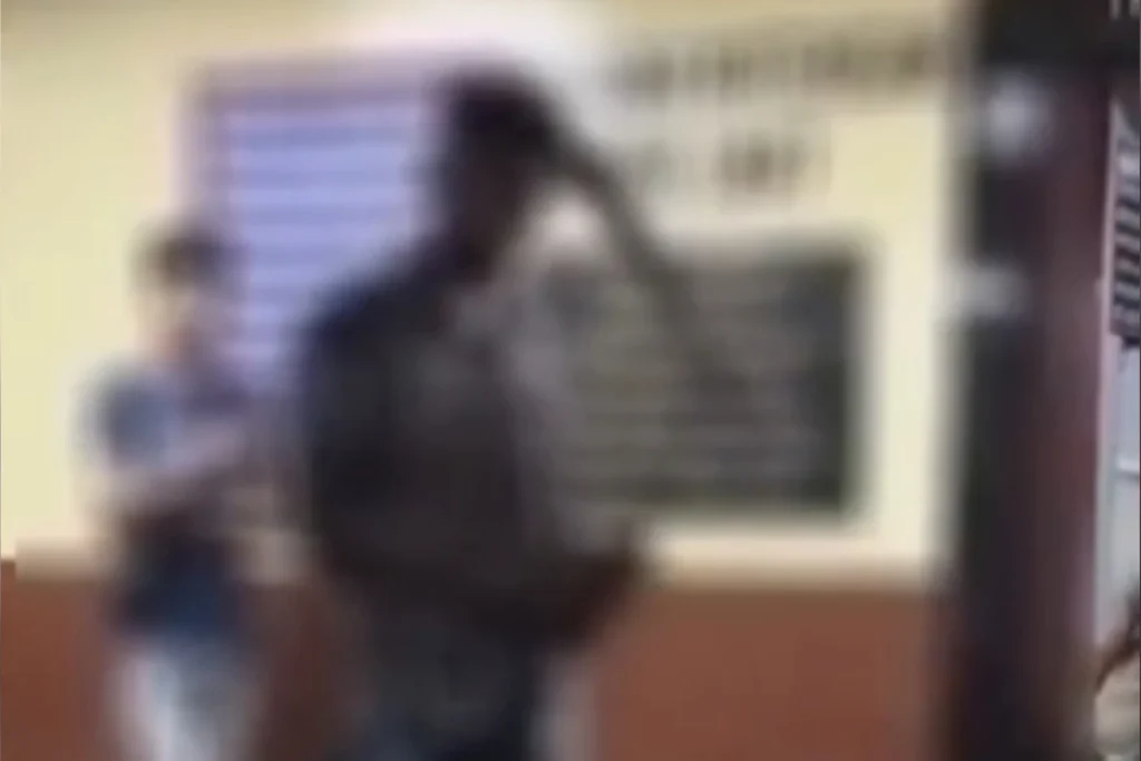 Homem com facão cravado na cabeça chega caminhando a hospital