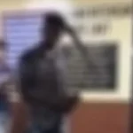 Homem com facão cravado na cabeça chega caminhando a hospital