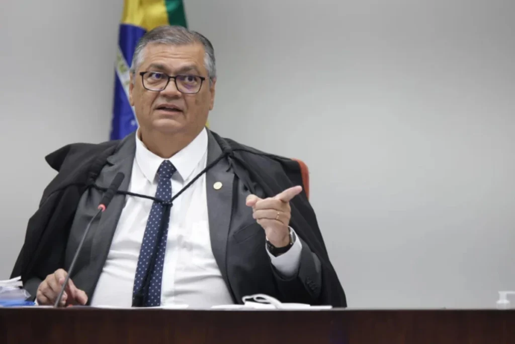 Dino pede vista e suspende julgamento dos royalties do petróleo no STF