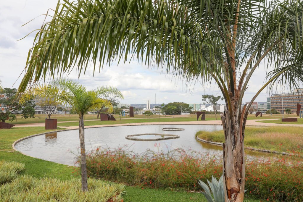 Construído após 48 anos de espera, Jardim Burle Marx transforma área central de Brasília