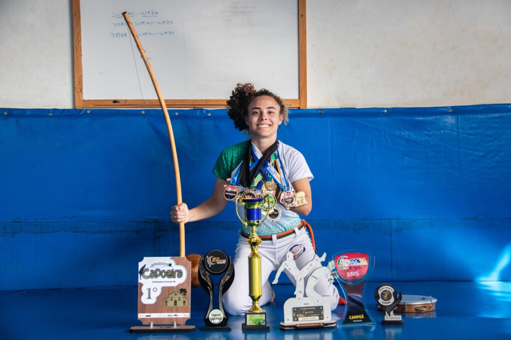 Aluna da rede pública do DF celebra título internacional de capoeira