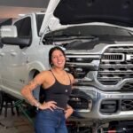 Ana Castela chora ao ver caminhonete personalizada: ‘Nunca imaginei que poderia ter’