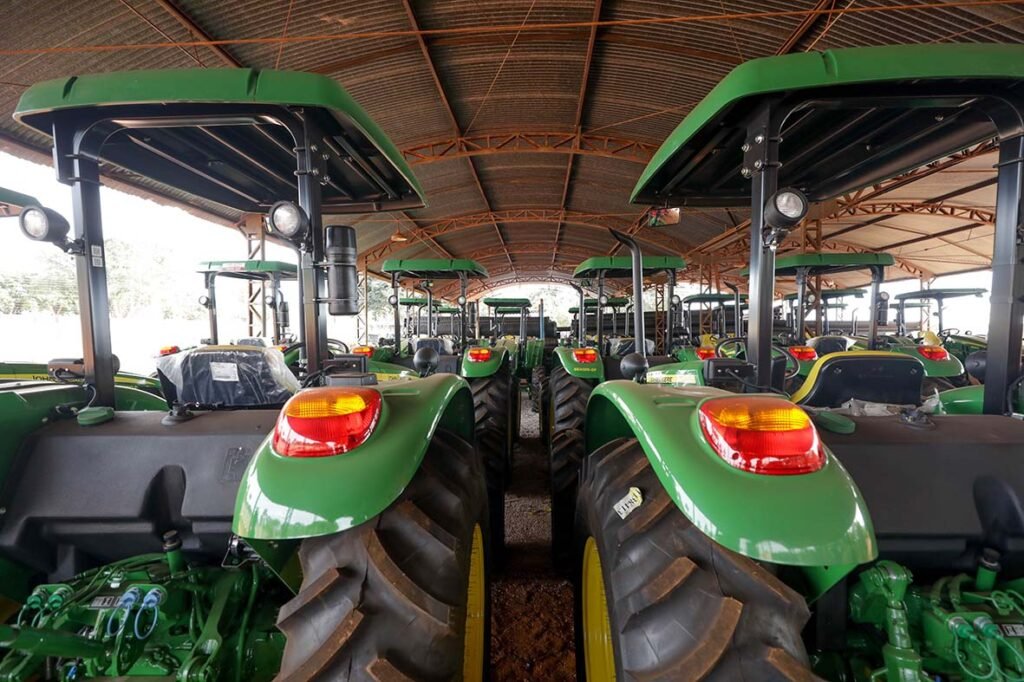 Com investimento superior a R$ 6 milhões, GDF cede máquinas agrícolas a associações de produtores