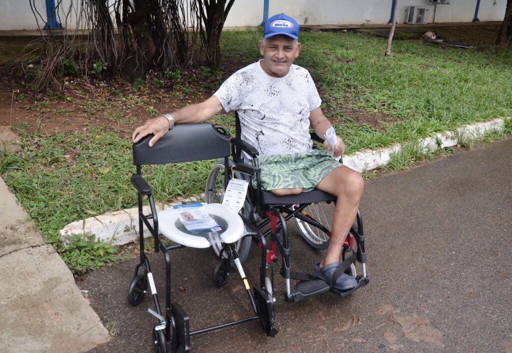 Saúde entrega cadeiras de rodas e de banho a pacientes