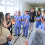 Ação educativa melhora atendimento a crianças no HCB