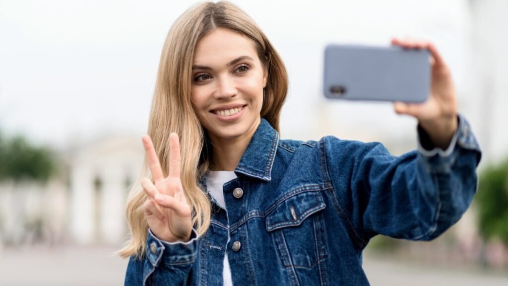 O gesto comum em selfies que pode vazar seus dados biométricos