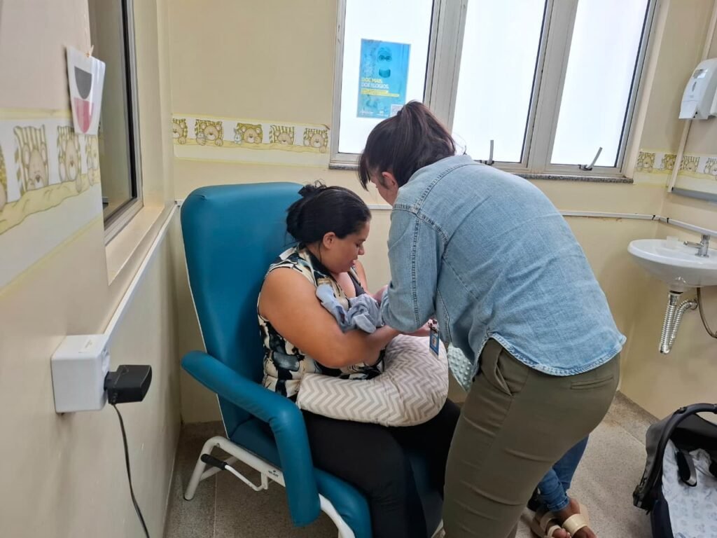 Apoio profissional auxilia mães a superar desafios da amamentação