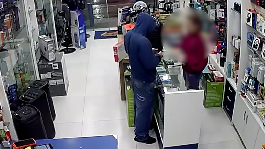 Câmeras registram assalto em loja de celulares no Centro de Cascavel; suspeito foi detido após fuga