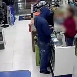 Câmeras registram assalto em loja de celulares no Centro de Cascavel; suspeito foi detido após fuga