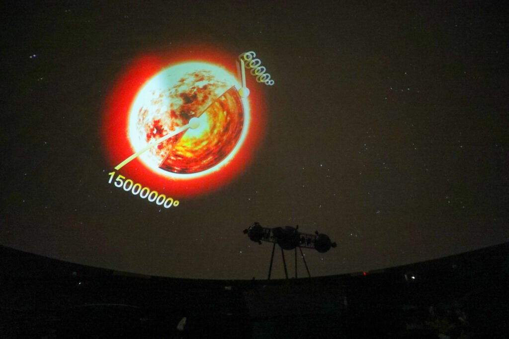 Planetário de Brasília celebra o Dia dos Namorados com observação noturna do céu