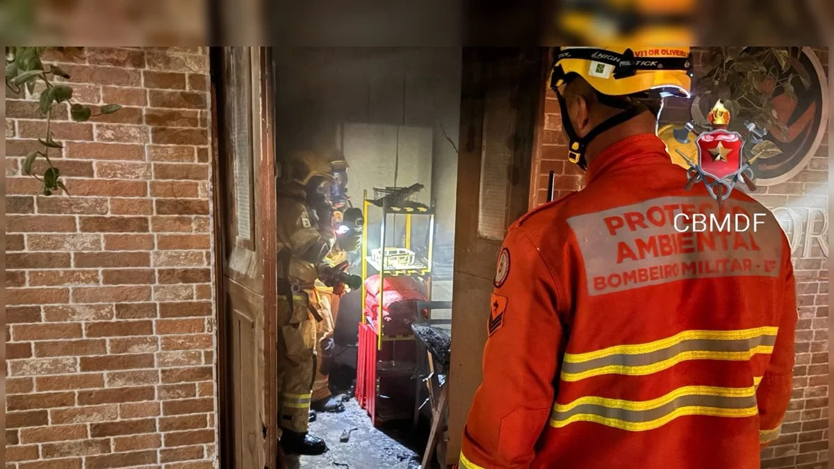 Bombeiros do DF combatem incêndio em carro e bistrô em menos de 3h