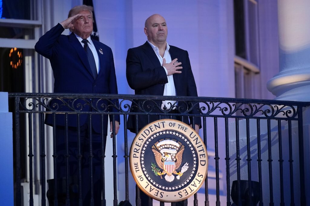 Dana White e Donald Trump chegam lado a lado no UFC da Casa Branca