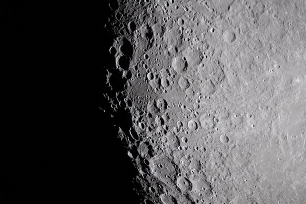 Cristal na Lua mostra que Sistema Solar foi bombardeado por asteroides