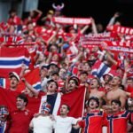 Torcedores comemoram goleada da Noruega com “remada viking”