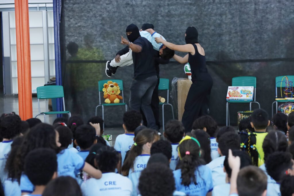 Peça teatral da UBS 1 da Candangolândia apresenta perigos escondidos por trás das telas
