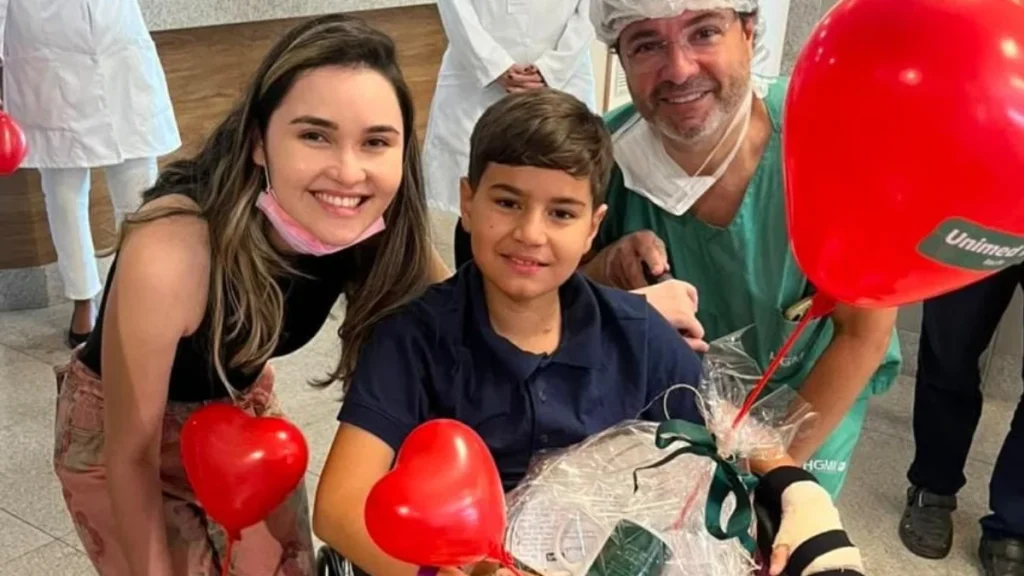 Criança que perdeu perna em ataque de tubarão recebe alta após 1 mês