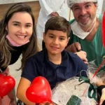 Criança que perdeu perna em ataque de tubarão recebe alta após 1 mês